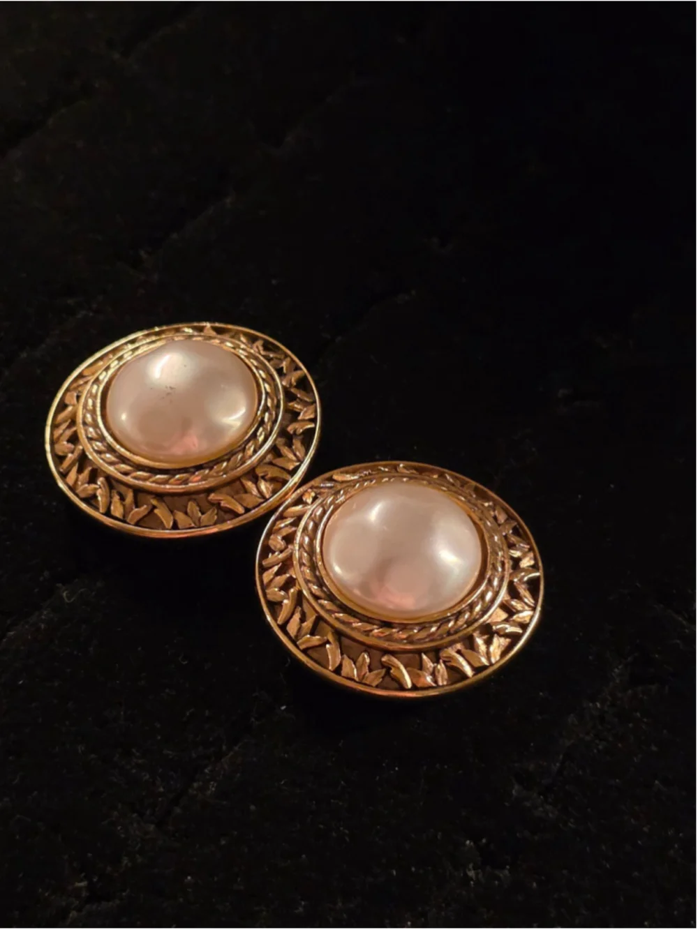 RARE 1980s Chanel Pearl Woven Gold Clip Earrings - Signed France - Picture 3 of 8